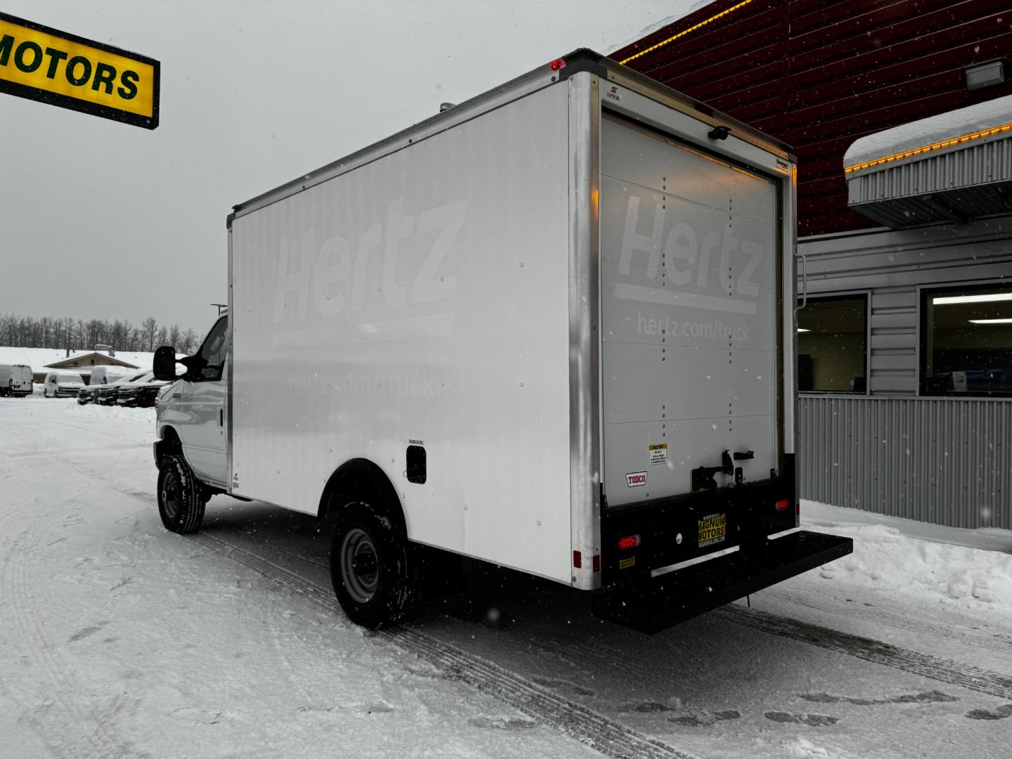 2022 WHITE /Gray FORD E-SERIES E-350 SD (1FDWE3FK8ND) with an 7.3L engine, Automatic transmission, located at 1960 Industrial Drive, Wasilla, 99654, (907) 274-2277, 61.573475, -149.400146 - Photo#2